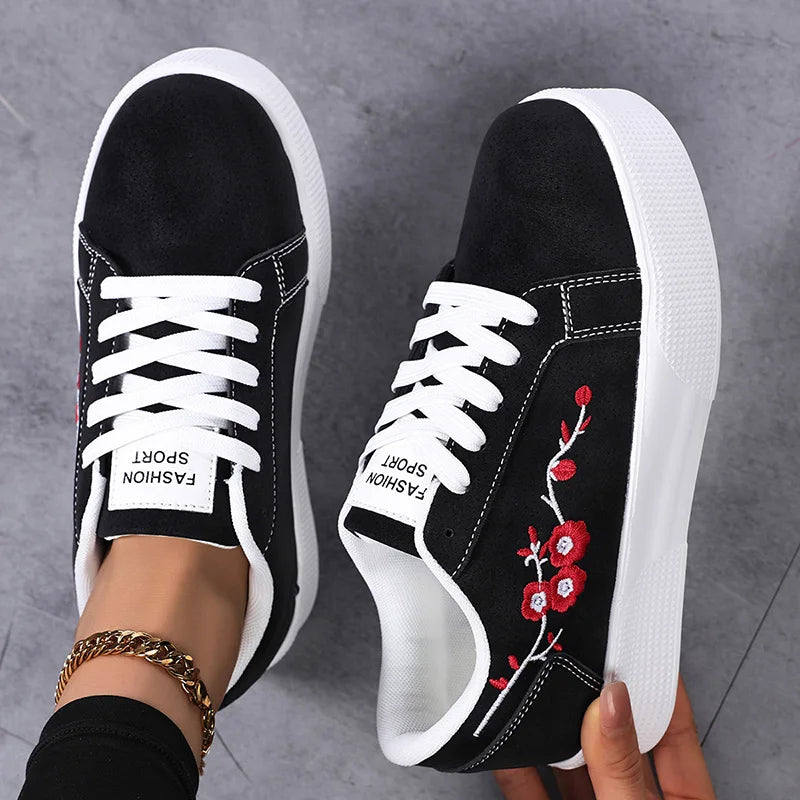 New embroidered women's casual shoes for spring and autumn, fashionable and trendy flat sports shoes and board shoes