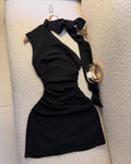 A Black One-Shoulder Halter-Neck Dress with a Bow, Pleated and Fitted Short Dress, Perfect for Everyday Outings and Attracting Attention, a Sexy Little Black Dress for Dates