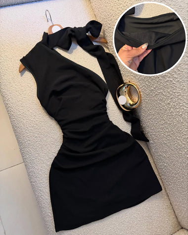 A Black One-Shoulder Halter-Neck Dress with a Bow, Pleated and Fitted Short Dress, Perfect for Everyday Outings and Attracting Attention, a Sexy Little Black Dress for Dates