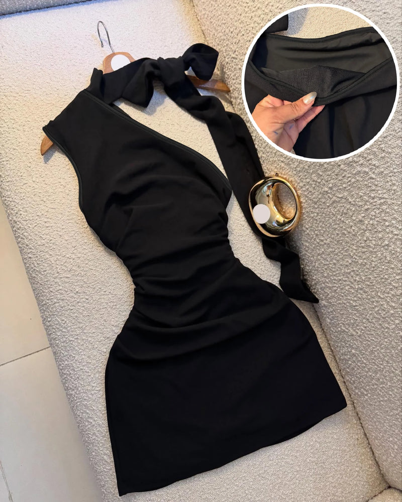 A Black One-Shoulder Halter-Neck Dress with a Bow, Pleated and Fitted Short Dress, Perfect for Everyday Outings and Attracting Attention, a Sexy Little Black Dress for Dates