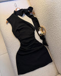 A Black One-Shoulder Halter-Neck Dress with a Bow, Pleated and Fitted Short Dress, Perfect for Everyday Outings and Attracting Attention, a Sexy Little Black Dress for Dates